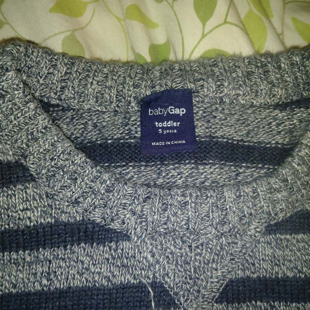 🤖♥️size 5 boys sweater♥️🤖